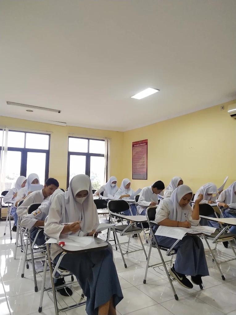 Peserta mengerjakan soal tertulis di kelas