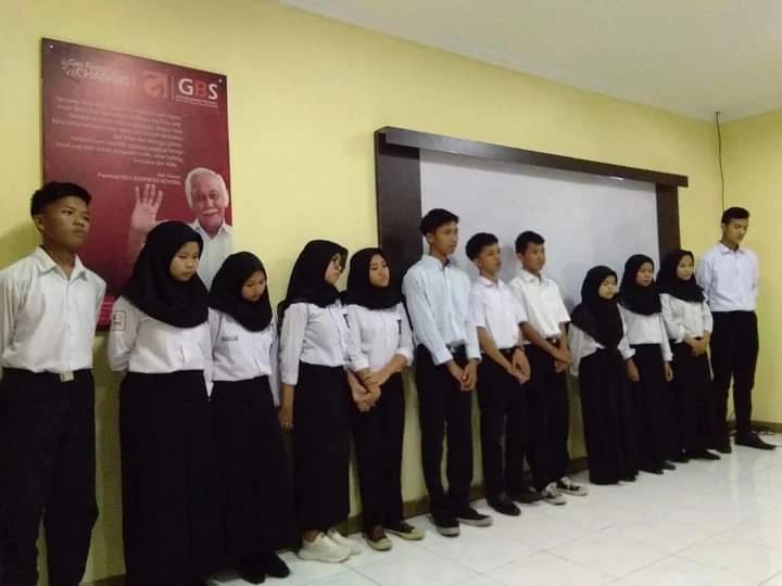 Peserta berbaris di dalam ruangan